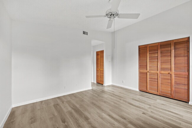 Building Photo - 8019 SE Villa Cir