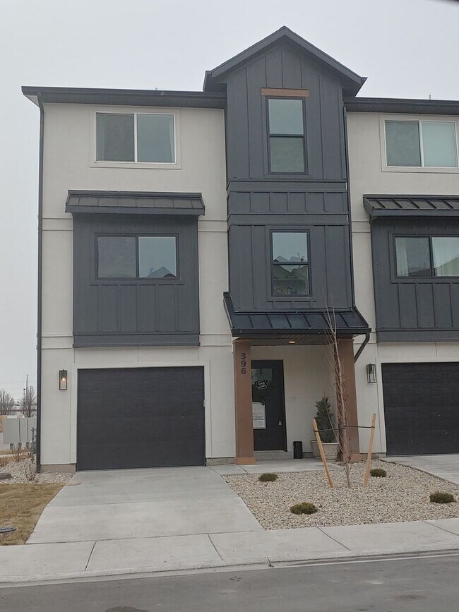 Building Photo - Townhome in Prime American Fork Location