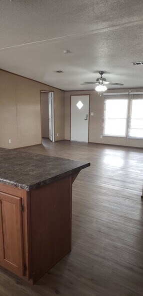 Building Photo - 4 bed 2 bath Rental Home