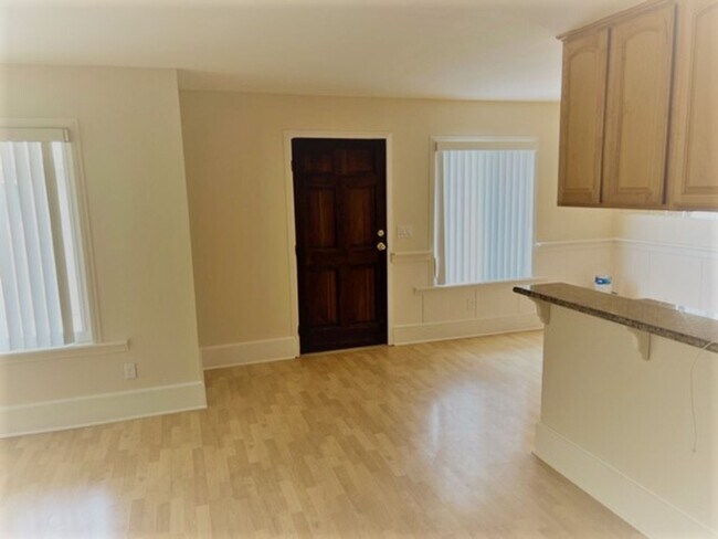 Building Photo - Vacant and Ready, Del Mar Bluffs, West of I-5, Minutes to Beaches and Del Mar