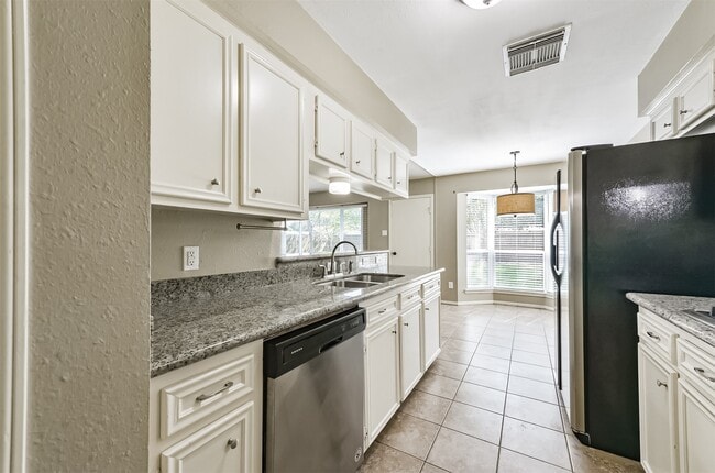 Building Photo - 5347 Lincoln Green Dr