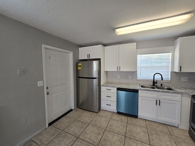 Building Photo - 2 bed, 2 bath duplex in New Port Richey