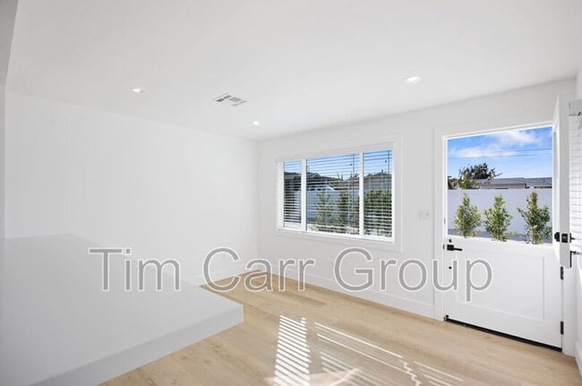 Building Photo - 243 E 20th St