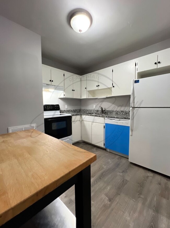 Building Photo - Bright and Airy Second-Floor Apartment with Upgrades and Pet Friendly!