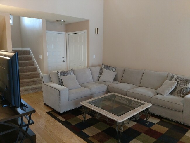 Building Photo - Large Furnished Townhome in Loch Haven Hills