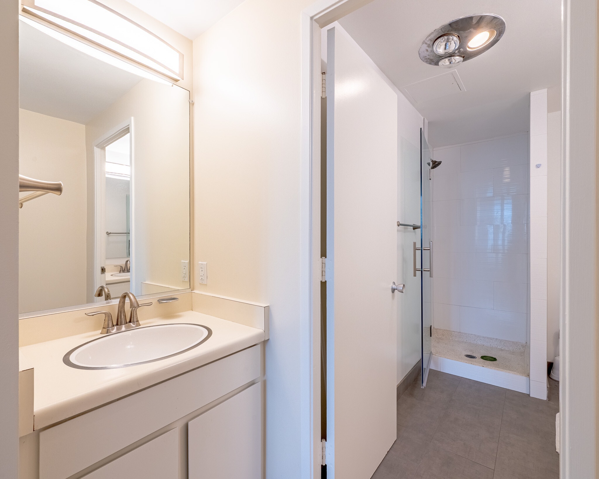 Master Bathroom En Suite - 2160 Century Park E