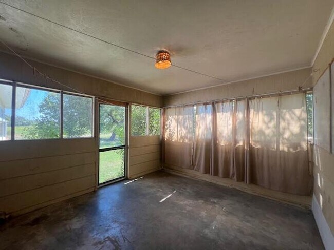 Building Photo - 305 E Stegall Dr