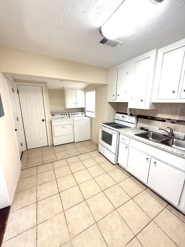 Building Photo - ** 3 bed 1 bath located in Dalraida ** Cal...