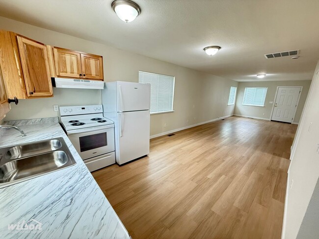 Building Photo - Price Drop! Updated 2 Bed /1 Bath Home with Spacious Yard!