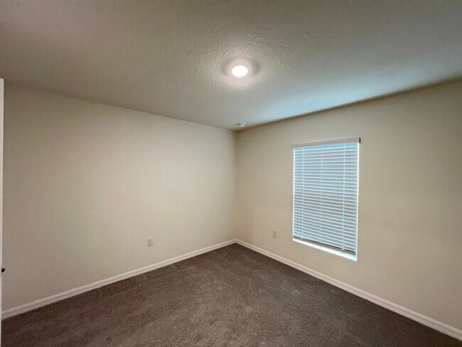 Building Photo - 4BD/2BA Modern Comfort Meets Suburban Serenity in Ocala! WASHER & DRYER INCLUDED!
