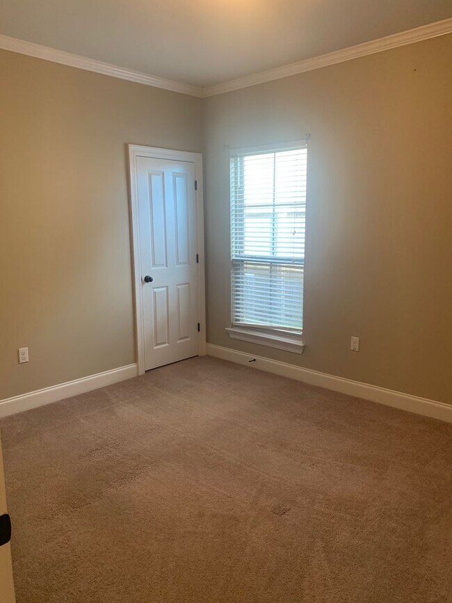 Building Photo - 4BR/3BA