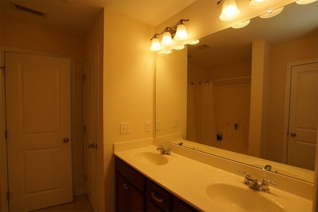 Building Photo - 2236 Stoney Spring Dr