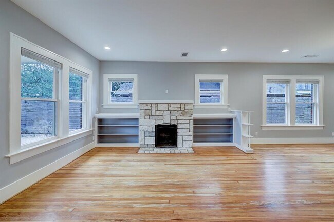 Building Photo - 2610 White Oak Dr