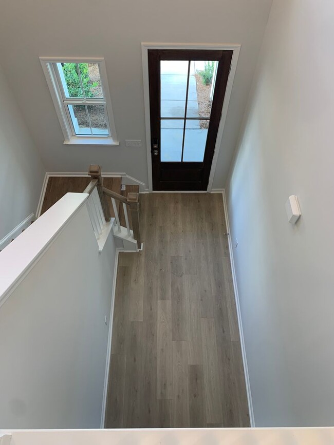 Building Photo - Modern Living in Windsor Hill