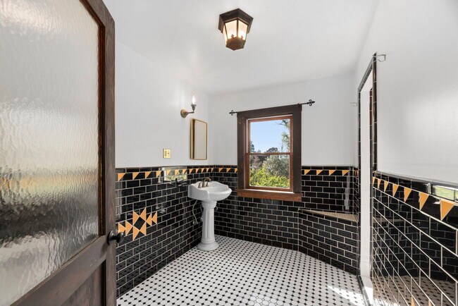 Building Photo - 1409 Avon Park Ter