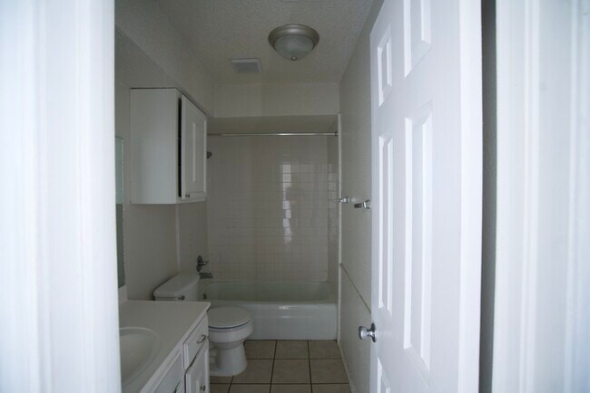 Building Photo - 2255 Donna Dr