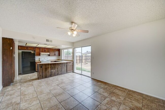 Building Photo - -$500 OFF FIRST MONTH RENT-READY TO VIEW NOW! 4 Bedroom 2 Bath Home in Phoenix!