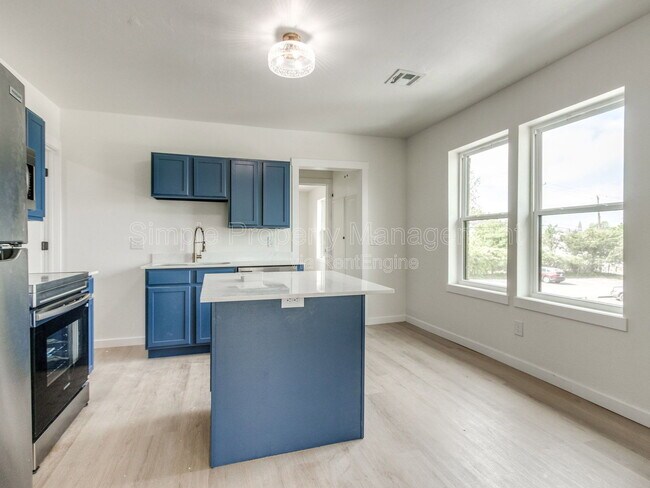 Building Photo - 814 W Hill St