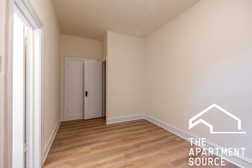 Building Photo - 2532 N Sawyer Ave