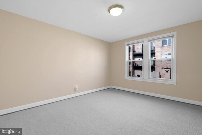 Building Photo - 4420 1st Pl NE
