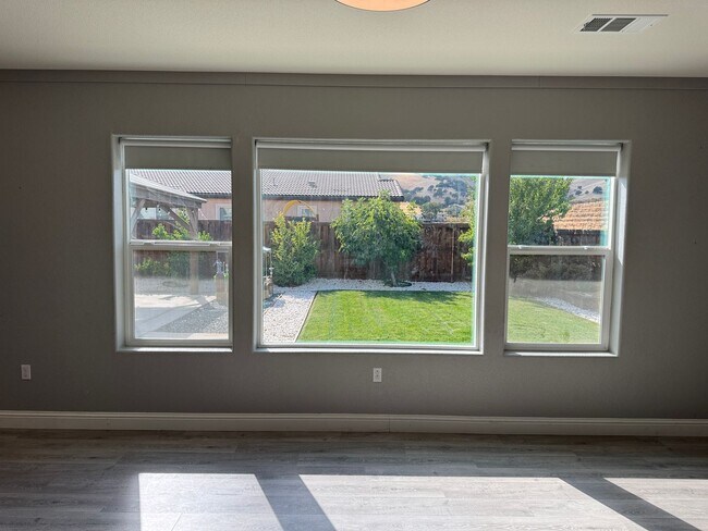 Building Photo - NOW AVAILABLE!! BEAUTIFUL HOME IN GATED COMMUNITY OF PATTERSON