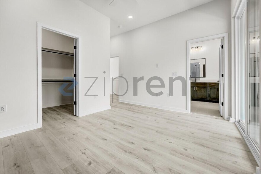 Building Photo - Unit 9102