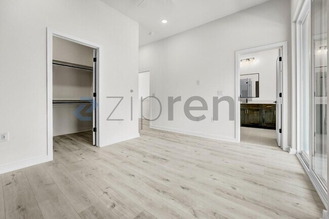 Building Photo - 2000 Riverside Farms Rd