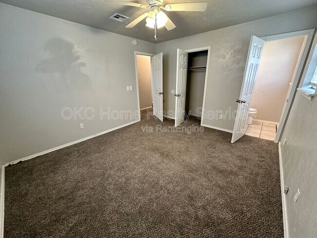 Building Photo - 8417 S Villa Ave