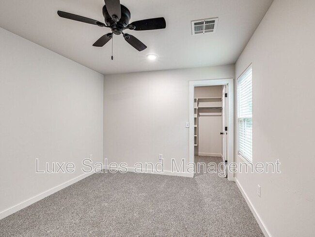 Building Photo - 618 W 2nd St