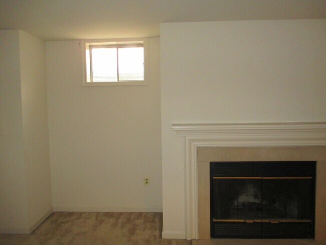 Building Photo - Three Bedroom Townhouse Conveniently Located In Springfield