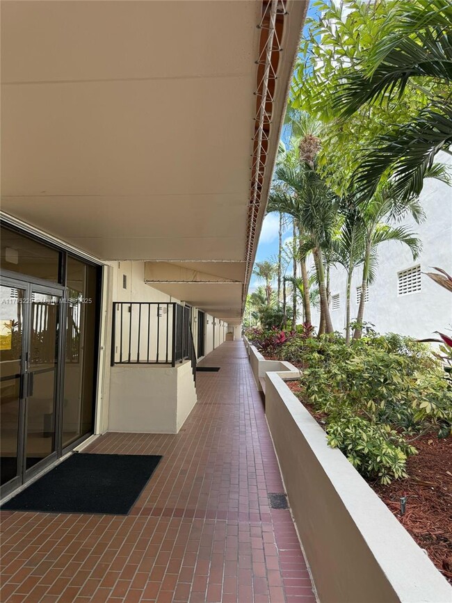 Building Photo - 1623 Collins Ave