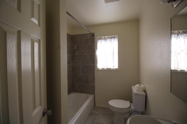 Building Photo - 605 W Hill St