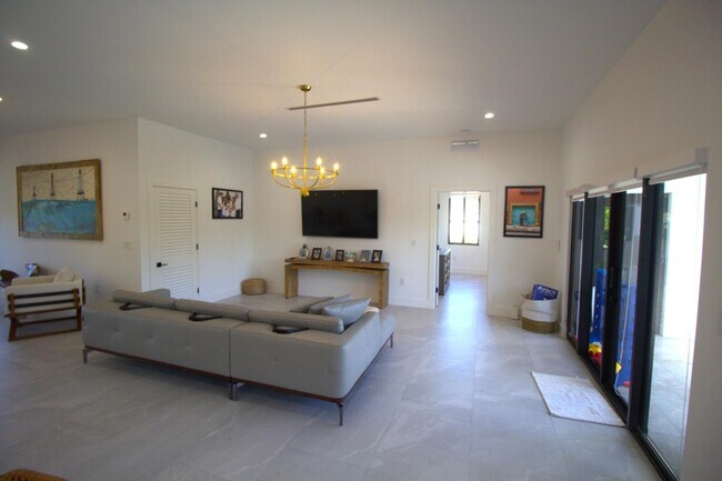 Building Photo - 129 Indies Dr S
