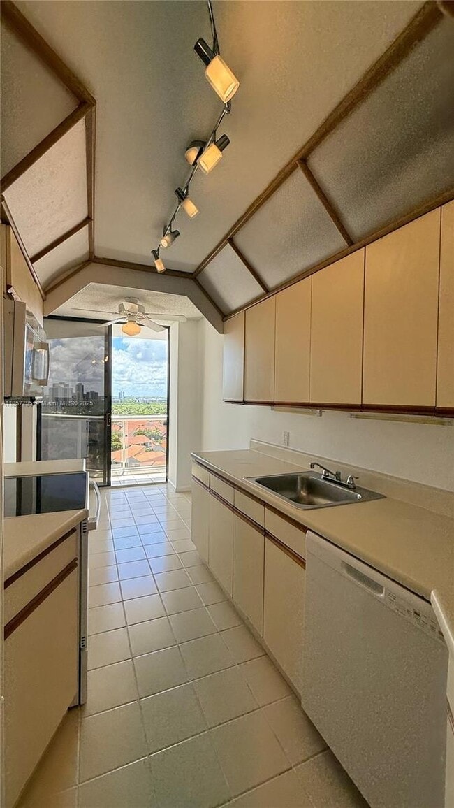 Building Photo - 3610 Yacht Club Dr