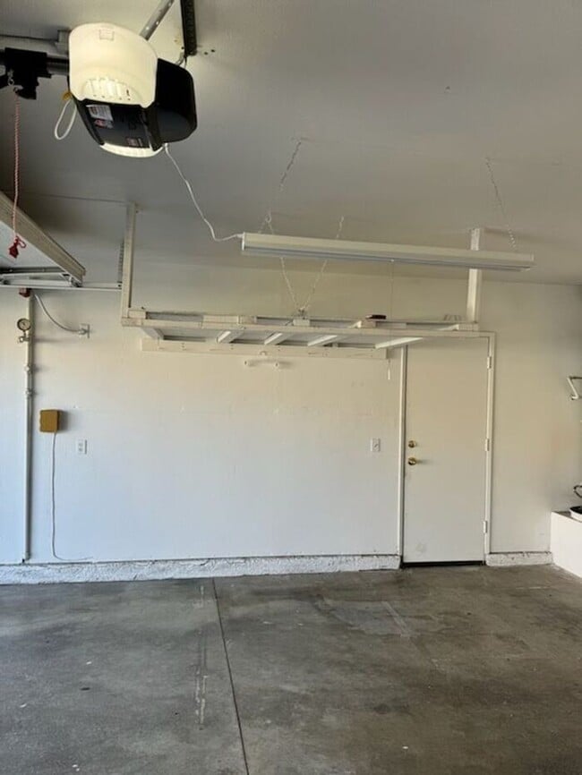 Building Photo - Cozy 3 Bedroom 2.5 Bathroom in Fontana CA 92337