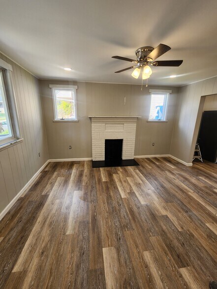 Building Photo - 334 Moyhend St