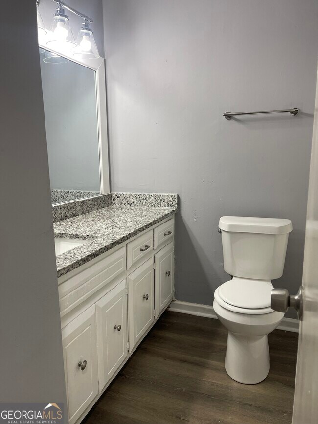 Building Photo - 1233 Woodland Ct SE