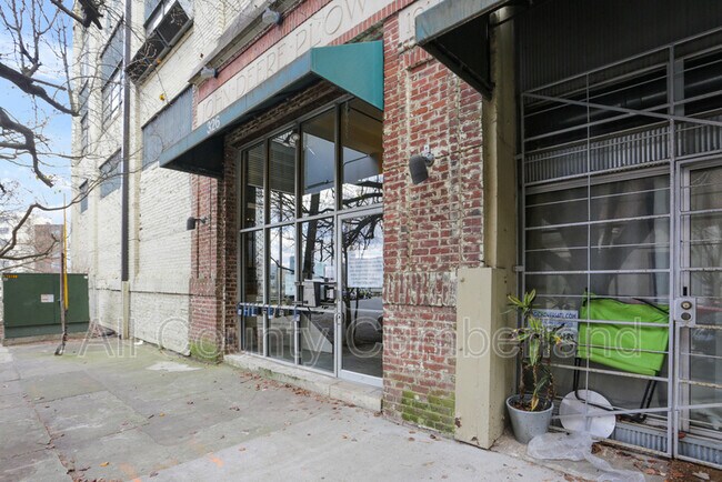 Building Photo - 326 Nelson St SW