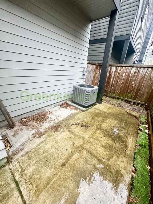 Building Photo - Gorgeous, Custom-designed 4-Bedroom Contemporary Townhouse on 3 Levels