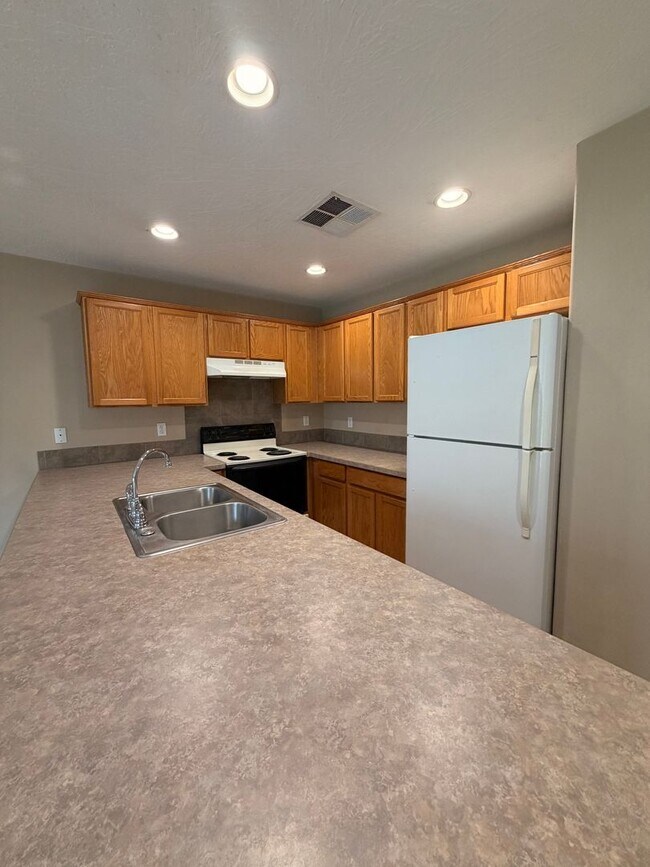 Building Photo - 3-Bedroom Duplex in Lowell