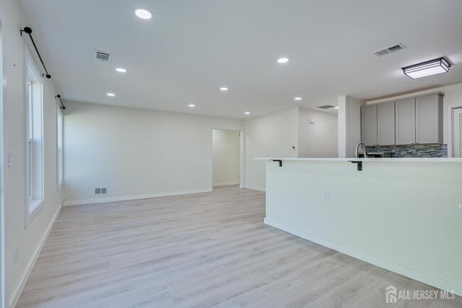 Building Photo - 6 Woodbury Rd