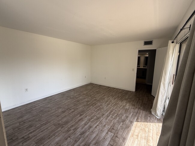 Building Photo - 3221 Meridian Way S