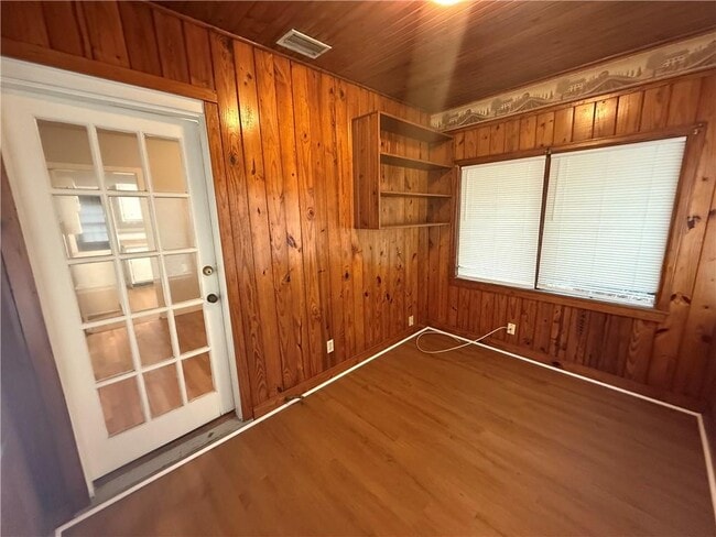 Building Photo - 120 Paris Ave