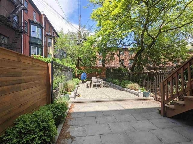 Building Photo - 332 York St