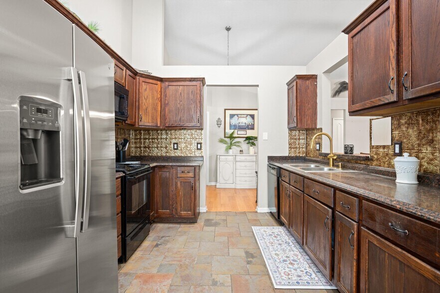 Building Photo - 18102 Leafwood Cir