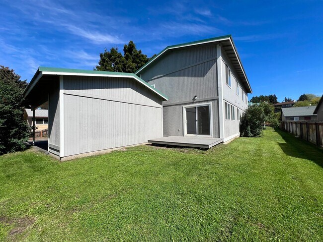 Building Photo - 1300 N Brooklane St