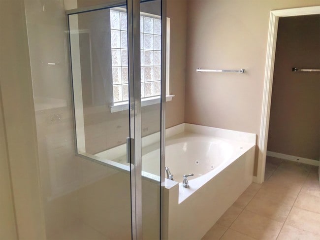 Building Photo - 2907 Blossom Park Drive Southeast