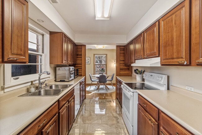 Building Photo - 1345 Lincoln Ave S