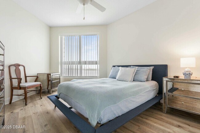 Building Photo - 231 Riverside Dr