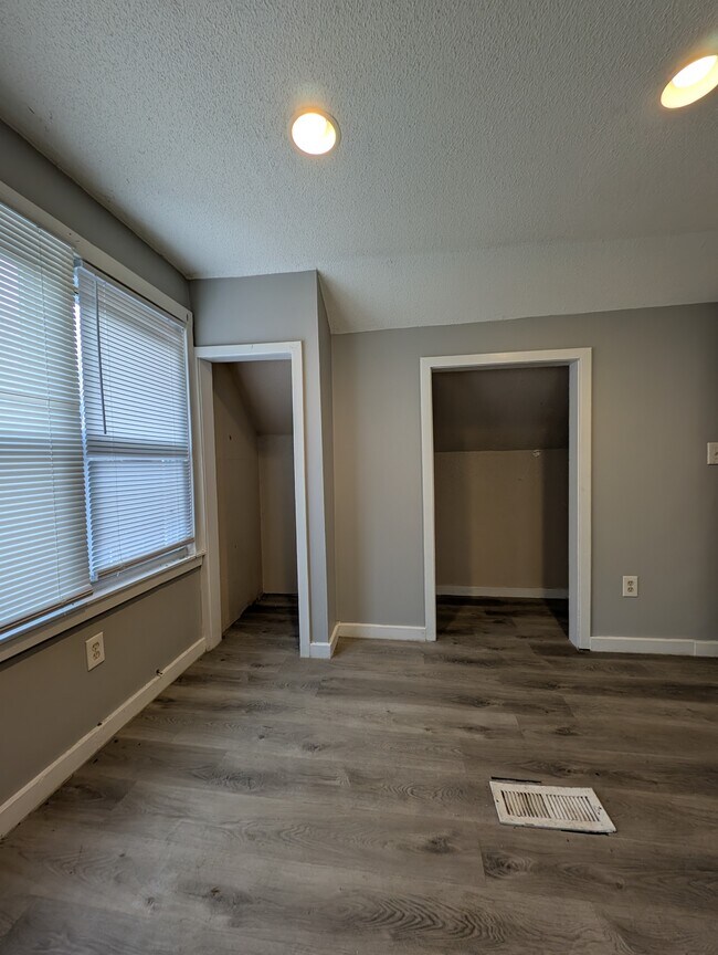 Building Photo - 12084 Vaughan St